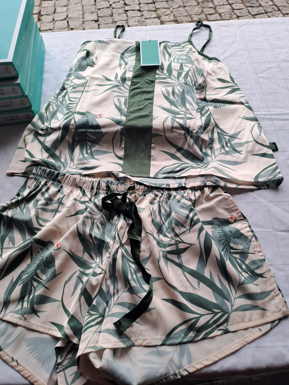 Conjunto de Pijama de Cetim com Estampado Tropical