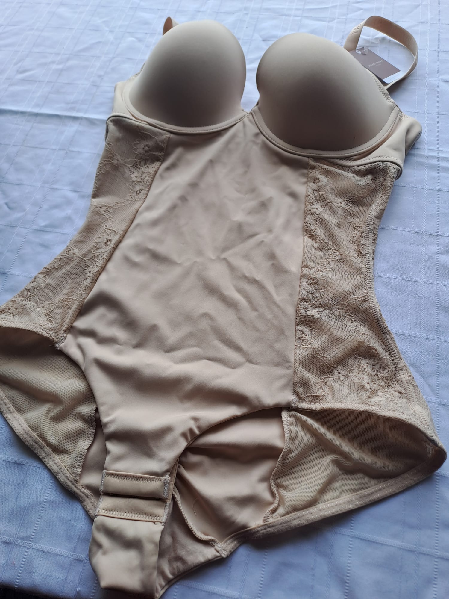 Corpo Modelador com Painéis de Renda